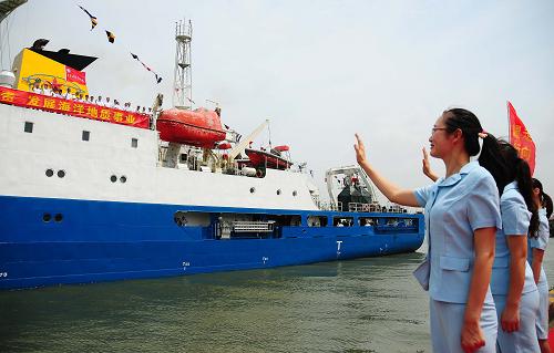 6月28日,前來送行的人們與執(zhí)行本次遠(yuǎn)洋科考任務(wù)的“海洋六號(hào)”科考人員告別。當(dāng)日上午11時(shí),我國(guó)大型科考船“海洋六號(hào)”徐徐駛離位于廣東珠江口的碼頭,起航開赴太平洋開展為期4個(gè)月的國(guó)際海底礦產(chǎn)戰(zhàn)略勘查。本航次的主要任務(wù)是赴太平洋西部、中部海域開展重點(diǎn)區(qū)域多金屬結(jié)核區(qū)的資源、環(huán)境等的調(diào)查工作以及相關(guān)基礎(chǔ)科學(xué)研究??瓶紩r(shí)間為今年6月至10月,約120天。新華社記者 梁志瑋 攝