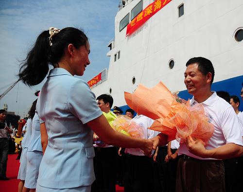 6月28日,送行人員向執(zhí)行本次遠(yuǎn)洋科考任務(wù)的“海洋六號(hào)”科考人員獻(xiàn)花。新華社記者 梁志瑋 攝