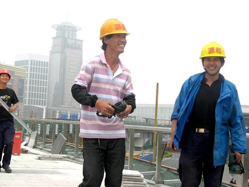 幾名建筑工人在上海市政工程工地施工現(xiàn)場(chǎng)。(5月21日攝) 為貫徹7月1日起即將實(shí)施的《社會(huì)保險(xiǎn)法》、保障外來從業(yè)人員公平參保的權(quán)利,上海從7月起將外來從業(yè)人員納入城鎮(zhèn)職工社會(huì)保險(xiǎn)范圍,并采取逐步過渡的方式以緩解企業(yè)和個(gè)人的實(shí)際負(fù)擔(dān)。 新華社發(fā)(嚴(yán)大明 攝)
