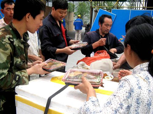 幾名建筑工人在上海市政工程工地用餐。新華社發(fā)(嚴(yán)大明 攝)
