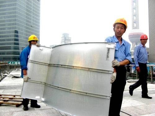 幾名建筑工人在上海市政工程工地施工。新華社發(fā)(嚴(yán)大明 攝)