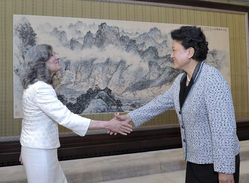 6月29日,中國國務(wù)委員劉延?xùn)|在北京中南海紫光閣會(huì)見由中央政治局委員、伊拉克總統(tǒng)塔拉巴尼的夫人希羅·易卜拉欣·艾哈邁德率領(lǐng)的伊拉克庫爾德斯坦愛國聯(lián)盟(庫愛盟)代表團(tuán)。新華社記者 王曄 攝