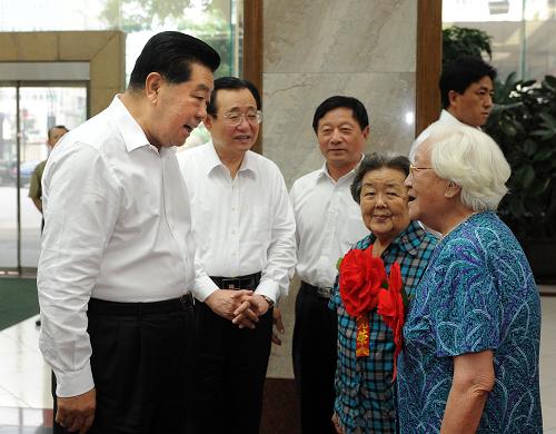 6月29日,全國政協(xié)機關(guān)慶祝建黨90周年暨全國政協(xié)機關(guān)先進基層黨組織、優(yōu)秀共產(chǎn)黨員、優(yōu)秀黨務(wù)工作者表彰大會在北京舉行。會前,中共中央政治局常委、全國政協(xié)主席賈慶林親切會見與會同志并講話。新華社記者 劉建生 攝