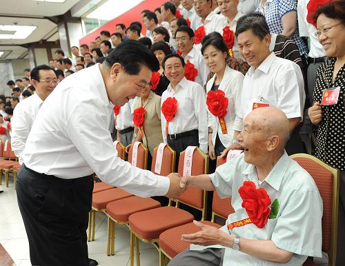 6月29日,全國政協(xié)機關(guān)慶祝建黨90周年暨全國政協(xié)機關(guān)先進基層黨組織、優(yōu)秀共產(chǎn)黨員、優(yōu)秀黨務(wù)工作者表彰大會在北京舉行。會前,中共中央政治局常委、全國政協(xié)主席賈慶林親切會見與會同志并講話。新華社記者 劉建生 攝