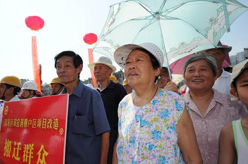 7月2日,搬遷群眾在開工儀式現(xiàn)場。新華社記者 李健 攝