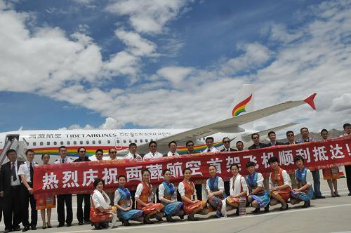 7月2日,西藏航空公司機(jī)組人員在首架A319飛機(jī)前合影。新華社記者 黎華玲 攝