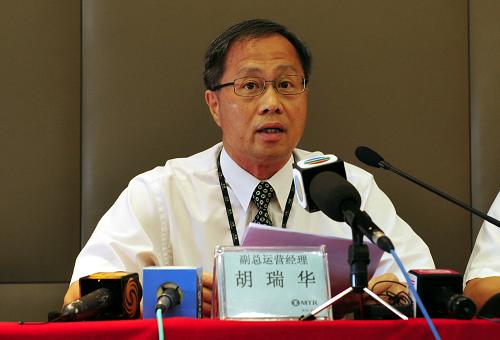 7月11日,發(fā)生事故的深圳地鐵4號線線路運營商、香港地鐵(深圳)公司副總運營經(jīng)理胡瑞華在新聞發(fā)布會上對事故作出解釋。當日,發(fā)生事故的深圳地鐵4號線線路運營商、香港地鐵(深圳)公司舉行新聞發(fā)布會,聲稱“此次乘客受傷事件與電扶梯逆行無關”。港鐵(深圳)公司當天在發(fā)布會上公布了該公司此前錄制的監(jiān)控錄像資料,以證明這一觀點。該公司副總運營經(jīng)理胡瑞華在當天的發(fā)布會說:“根據(jù)港鐵公司和電梯制造商塞納電扶梯公司的調(diào)查,以及地鐵車站扶梯監(jiān)控錄像顯示,事發(fā)過程電扶梯沒有發(fā)生逆行情況。” 然而,港鐵(深圳)公司的回應并未打消公眾的疑問。有媒體在發(fā)布會上表示,港鐵方面提供的監(jiān)控錄像只有電梯入口和出口處的畫面,無法看到電梯運行中段的具體情況;且視頻過程中出現(xiàn)了“被切割”情況,前后兩段視頻中存在約兩秒的空白。對此,港鐵方面拒絕做進一步的回應,只表示“原因還在進一步調(diào)查中”。新華社記者 梁旭 攝