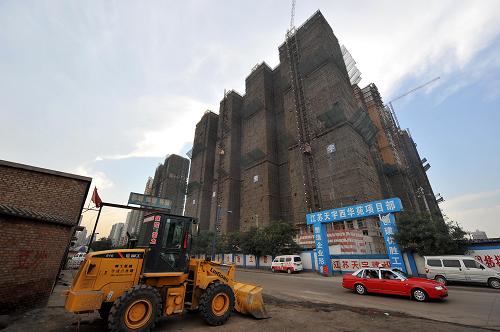7月12日拍攝的山西省太原市保障性安居工程——西華苑四期經(jīng)濟(jì)適用房。為加快保障性住房建設(shè),山西省近日出臺(tái)《關(guān)于進(jìn)一步加快保障性住房建設(shè)的意見(jiàn)》,進(jìn)一步細(xì)化了保障房建設(shè)的各項(xiàng)優(yōu)惠政策,同時(shí)提出將加大省級(jí)資金支持力度,確保山西省保障房任務(wù)如期完成。相比之前制定的相關(guān)政策,新發(fā)布的《意見(jiàn)》在土地、資金、保障房配建等方面更加細(xì)化。新華社記者 詹彥 攝