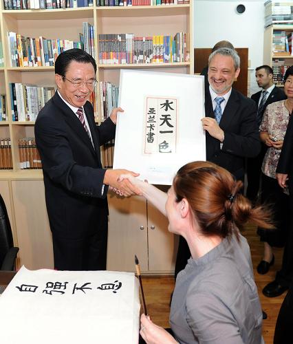 7月12日,正在塞爾維亞進(jìn)行正式友好訪問(wèn)的中共中央政治局常委、中央紀(jì)委書(shū)記賀國(guó)強(qiáng)參觀貝爾格萊德大學(xué)孔子學(xué)院。這是賀國(guó)強(qiáng)接受孔子學(xué)院學(xué)生贈(zèng)送的書(shū)法作品。新華社記者 李濤 攝