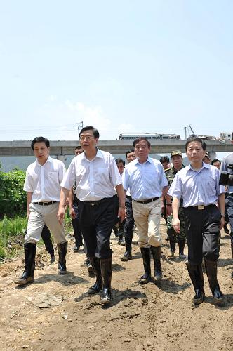 7月24日,受胡錦濤總書記、溫家寶總理委派,中共中央政治局委員、國務(wù)院副總理張德江率有關(guān)部門負(fù)責(zé)同志趕赴溫州,指導(dǎo)“7·23”甬溫線特別重大鐵路交通事故救援、善后處理和事故調(diào)查工作。 這是張德江在“7·23”甬溫線特別重大鐵路交通事故現(xiàn)場(chǎng)指導(dǎo)救援、善后處理和事故調(diào)查工作。新華社記者 王曄 攝