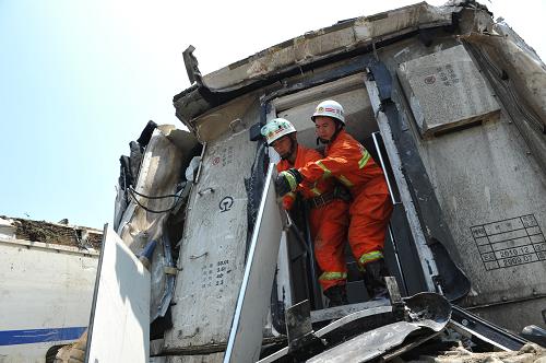 7月24日,救援人員在對事故現(xiàn)場進(jìn)行清理。新華社記者 王曄 攝