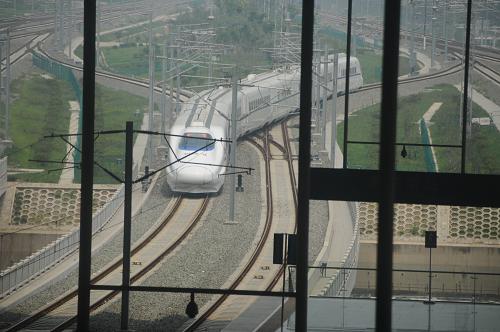 7月24日,一輛和諧號(hào)動(dòng)車駛出南京南站。新華社發(fā)(沈鵬攝)