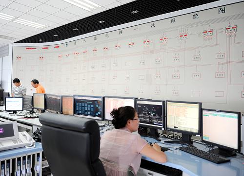 7月25日,江蘇連云港供電公司電力調(diào)度中心工作人員在監(jiān)控電網(wǎng)運(yùn)行情況。當(dāng)日13時(shí)10分,江蘇電網(wǎng)統(tǒng)調(diào)用電負(fù)荷達(dá)到6172萬千瓦,刷新歷史最高紀(jì)錄,負(fù)荷高峰期間電網(wǎng)運(yùn)行平穩(wěn)。