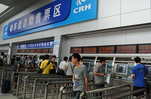 7月25日,福州火車站的動車組自助售票區(qū)20多個自助售票窗口全部開放。南昌鐵路局發(fā)布的最新消息稱,因“7·23”甬溫線特別重大鐵路交通事故造成線路中斷的甬溫線經(jīng)緊急搶修,25日上午已具備恢復(fù)動車開行條件,溫福、福廈線上的動車現(xiàn)基本恢復(fù)正常。目前,由于事故造成一些站點的車輛周轉(zhuǎn)困難,福州南至廈門北D6219次、廈門北至上海虹橋D3118次、福州南至杭州D3116次列車依然停運。這3趟停運列車恢復(fù)開行的具體時間尚待確定。
