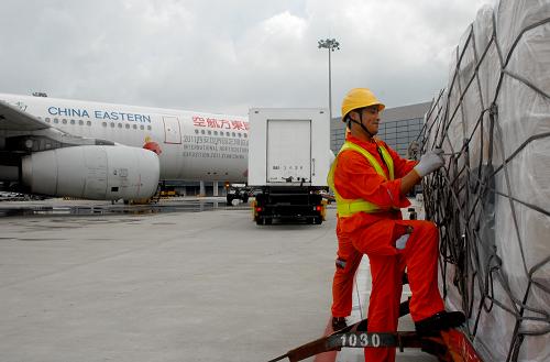 8月6日,上海虹橋國際機場地面工作人員將航班運送的貨物捆扎綁緊。新華社發(fā)(黃國慶 攝)