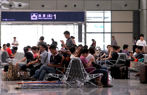 8月6日,旅客在上海虹橋站內(nèi)準(zhǔn)備出行。新華社記者 劉穎 攝