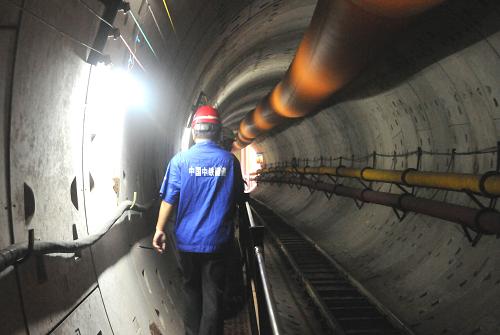 8月6日,一工程施工人員在武漢地鐵2號線右線隧道內(nèi)行走。新華社記者 熊金超 攝