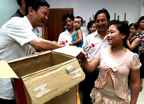 8月6日,市民在安置點(diǎn)領(lǐng)取飲用水。新華社記者 陳飛 攝