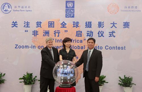 8月9日,新華通訊社副總編輯兼攝影部主任王瑤(中)、路透社北亞區(qū)總編輯劉飛(左)和聯(lián)合國開發(fā)計(jì)劃署駐華代表處國別副主任那華在關(guān)注貧困全球攝影大賽“非洲行”活動(dòng)啟動(dòng)儀式上。當(dāng)日,關(guān)注貧困全球攝影大賽“非洲行”活動(dòng)啟動(dòng)儀式在北京舉行。新華社與路透社——世界兩大著名媒體機(jī)構(gòu)宣布,將于近日進(jìn)行名為“非洲行”的首次聯(lián)合新聞攝影采訪活動(dòng)。這一赴非洲聯(lián)合攝影采訪活動(dòng)是今年新華社與聯(lián)合國開發(fā)計(jì)劃署共同主辦的“關(guān)注貧困全球攝影大賽”活動(dòng)的一部分。來自新華社和路透社的攝影記者將深入南非、肯尼亞等非洲國家,關(guān)注由于疾病、氣候變化、社會(huì)動(dòng)蕩等問題所帶來的貧困現(xiàn)狀。