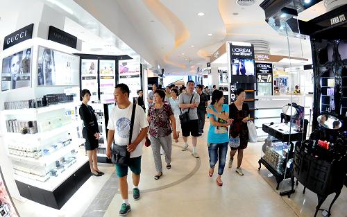 顧客在三亞免稅店里選購(gòu)商品(8月12日攝)。新華社記者 侯建森 攝