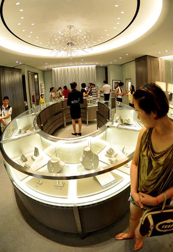 顧客在免稅店內(nèi)選購(gòu)珠寶(8月12日攝)。新華社記者 侯建森 攝