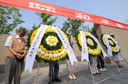 8月15日,日本友人在和平集會(huì)上向南京大屠殺遇難者致哀。新華社記者 孫參 攝