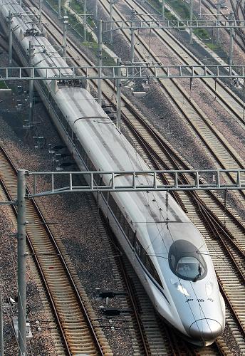 8月15日,一輛高鐵列車運(yùn)行在京滬線上。新華社記者 裴鑫 攝