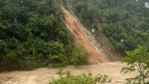 這是8月22日拍攝的209國(guó)道湖北興山白沙河段泥石流災(zāi)害事故現(xiàn)場(chǎng)。新華社發(fā)(方佩 攝)