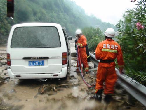 8月22日,209國(guó)道宜昌至神農(nóng)架白沙河路段發(fā)生泥石流,當(dāng)?shù)叵拦俦戎茏柢?chē)輛。 新華社發(fā)(王申 攝)