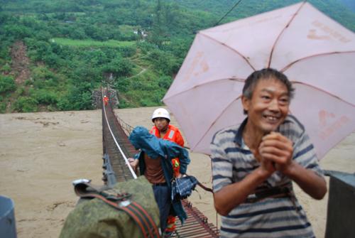8月22日,209國(guó)道宜昌至神農(nóng)架白沙河路段發(fā)生泥石流,當(dāng)?shù)叵拦俦枭⑷罕姟?新華社發(fā)(王申 攝)