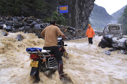 8月22日,在湖北省興山縣神宜生態(tài)旅游公路,車(chē)輛受阻。新華社發(fā)(鄒遠(yuǎn)景 攝)