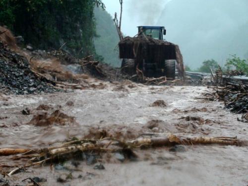 這是8月22日拍攝的209國(guó)道湖北興山白沙河段泥石流災(zāi)害事故現(xiàn)場(chǎng)。 新華社發(fā)(方佩 攝)