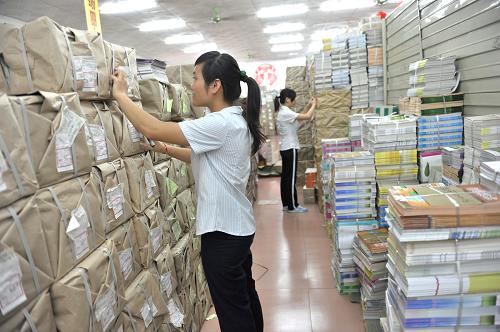 8月24日,在廣西忻城縣新華書店倉庫,工作人員在清點(diǎn)中小學(xué)教材。隨著開學(xué)的臨近,連日來廣西各地新華書店積極做好開學(xué)前教材發(fā)放工作,充分組織和調(diào)動人力物力,為發(fā)行工作進(jìn)行全方位的服務(wù),確保師生在第一時間領(lǐng)取到新書。新華社發(fā)(樊紹光 攝)