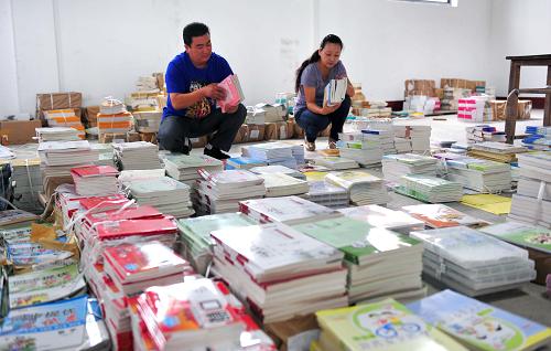 8月24日,安徽巢湖新華書店的工作人員在為學(xué)校配發(fā)課本教材。新華社發(fā)(何希斌 攝)