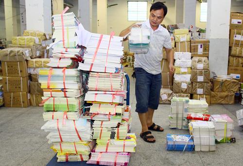 8月23日,浙江省嘉善縣新華書店工作人員在教材倉庫搬運(yùn)教科書。新華社發(fā)(胡凌翔 攝)