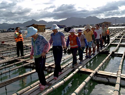 強(qiáng)臺風(fēng)“南瑪都”逼近 福建沿海嚴(yán)陣以待 8月27日,福建省寧德公安邊防支隊船艇大隊官兵勸離轄區(qū)漁排上的漁民。 當(dāng)日18時,福建省氣象臺發(fā)布臺風(fēng)藍(lán)色預(yù)警信號。福建省對防御“南瑪都”高度重視,省防汛抗旱指揮部要求全省沿海各級防汛、氣象、海洋、海事等部門強(qiáng)化24小時值班,密切監(jiān)測,及時會商,適時預(yù)警,臺淺漁場的漁船務(wù)必于27日20時前進(jìn)港避風(fēng),閩南漁場的漁船務(wù)必于28日12時前進(jìn)港避風(fēng)。 新華社記者魏培全攝