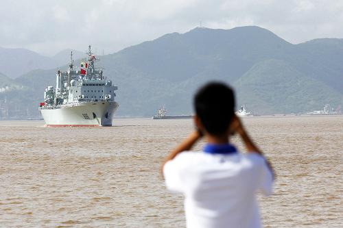 中國海軍第八批護航編隊返回舟山 8月28日,中國海軍“千島湖”艦徐徐駛抵碼頭。 當(dāng)日,圓滿完成亞丁灣、索馬里海域護航任務(wù)并成功訪問卡塔爾、泰國的中國海軍第八批護航編隊凱旋而歸,返回浙江舟山。 第八批護航編隊于今年二月遠赴亞丁灣、索馬里海域執(zhí)行護航任務(wù),歷時6個多月,共完成46批507艘船舶伴隨護航任務(wù),接護被海盜釋放船舶1艘,解救被海盜追擊船舶7艘,救助外國船舶2艘,確保了被護船舶和編隊自身安全,圓滿完成護航任務(wù)。 新華社發(fā)(胡社友 攝)