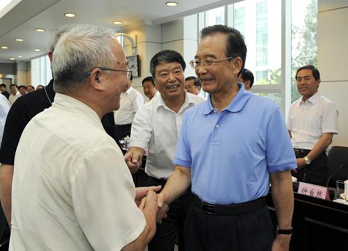 9月2日,中共中央政治局常委、國務(wù)院總理溫家寶在國土資源部考察。這是溫家寶在國土資源部與參加座談的專家親切握手。 新華社記者 饒愛民 攝