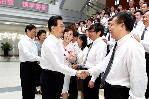 胡錦濤看望北京市第八十中學師生員工 9月9日,在第二十七個教師節(jié)即將到來之際,胡錦濤總書記來到北京市第八十中學,親切看望師生員工。這是胡錦濤等中央領(lǐng)導同志同教師代表親切交談。 新華社發(fā)