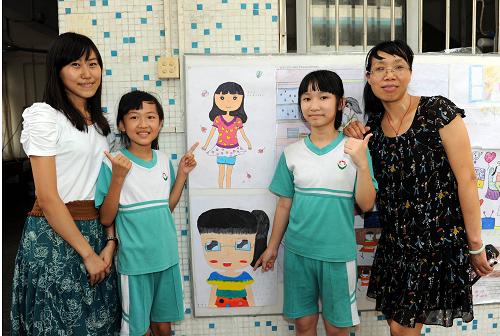 9月9日,廣州市廣州大道南小學(xué)的翟倩同學(xué)(左二)、高穎欣同學(xué)(右二)分別為她們的老師蔡娟(左一)、晏小紅(右一)畫了一幅卡通畫像。在教師節(jié)來臨之際,專門招收外來工子弟就讀的廣州市廣州大道南小學(xué)的學(xué)生們,用畫筆描繪出對(duì)老師的感恩之情。新華社記者 劉大偉 攝