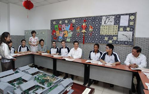 9月9日,在第二十七個教師節(jié)即將到來之際,胡錦濤總書記來到北京市第八十中學,親切看望師生員工。這是胡錦濤在該校國際部語言一班觀摩漢語課,同中國教師和外籍學生親切交談。 新華社記者鞠鵬攝