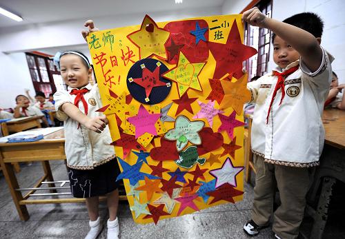 9月9日,夫子廟小學(xué)二年級(jí)(1)班的同學(xué)們將自己制作的教師節(jié)賀卡拼貼在一起贈(zèng)送給老師。 當(dāng)日,南京市夫子廟小學(xué)的全體學(xué)生利用晨會(huì)時(shí)間開展迎教師節(jié)活動(dòng),同學(xué)們以賀卡、感恩信等方式,表達(dá)對(duì)老師的祝福和敬愛之情。 新華社記者孫參攝