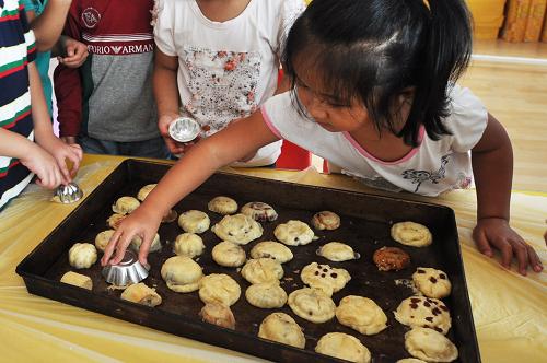 9月8日,山東鄒平縣金搖籃幼兒園的小朋友在學(xué)習(xí)做月餅。新華社發(fā)(董乃德 攝)