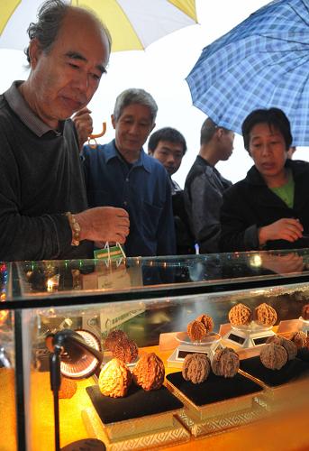 9月10日,人們在首屆中國核桃節(jié)展覽上參觀。當(dāng)日,首屆中國核桃節(jié)在河北邢臺(tái)開幕,來自全國各地的數(shù)千客商及嘉賓參加開幕式。本屆核桃節(jié)期間將舉辦核桃產(chǎn)品評(píng)獎(jiǎng)會(huì)、核桃產(chǎn)品展示會(huì)等多項(xiàng)活動(dòng)。新華社發(fā)(黃濤 攝)