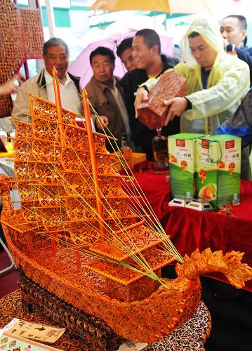 9月10日,人們在首屆中國核桃節(jié)展覽上參觀核桃工藝品。新華社發(fā)(黃濤 攝)