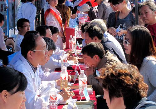 9月24日,山東省中醫(yī)院的醫(yī)生為濟南市民提供義診服務(wù)。新華社記者 徐速繪 攝