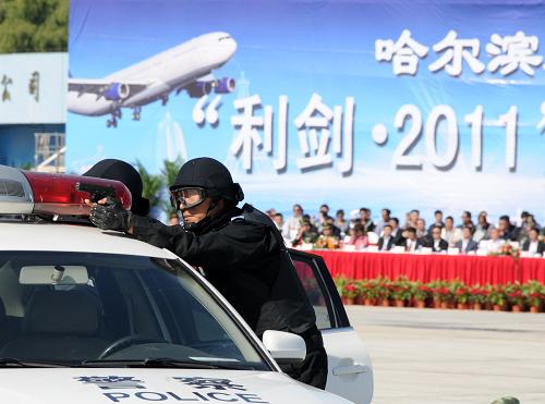 9月26日,特警隊員在演習現(xiàn)場嚴陣以待。新華社發(fā)(王凱攝)