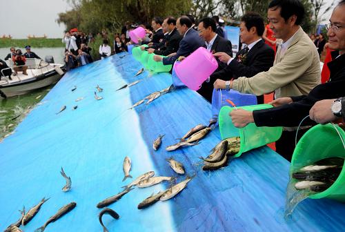 9月26日,一些工作人員和嘉賓將魚投放進(jìn)昆明滇池。當(dāng)日,由農(nóng)業(yè)部和云南省政府共同主辦的滇池水生生物資源增殖放流活動舉行。10萬尾滇池“土著魚”——金線魚和6噸花白鰱被投放進(jìn)昆明滇池,以達(dá)到“以魚控藻、以魚減污、以魚養(yǎng)水”的目的,進(jìn)一步改善滇池水域的生態(tài)環(huán)境。新華社記者 藺以光 攝