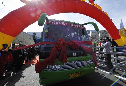 9月30日,一輛汽車在通車儀式上準(zhǔn)備駛上果子溝大橋。 當(dāng)日,新疆果子溝大橋正式通車,果子溝大橋是國家高速G30線連云港至霍爾果斯的重要組成部分,大橋跨徑360米,主塔高度分別達(dá)209米和215.5米,主橋全部采用鋼桁梁結(jié)構(gòu),并采用高強(qiáng)螺栓連接,安裝精度控制在2毫米之內(nèi)。果子溝大橋的建成將徹底結(jié)束新疆伊犁河谷出行難問題。 新華社記者 趙戈 攝