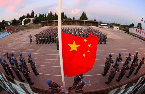 中國赴黎巴嫩維和官兵慶祝國慶62周年 9月30日,在黎巴嫩南部新尼亞村,中國第八批赴黎維和工兵營官兵在營區(qū)內舉行升國旗儀式。 國慶節(jié)前夕,奮戰(zhàn)在黎巴嫩與以色列邊境維和戰(zhàn)場的中國第八批赴黎維和工兵營和第七批赴黎維和醫(yī)療分隊,通過升國旗、大合唱、送祝福、詩朗誦、贊家鄉(xiāng)等活動,慶祝建國62周年。 新華社發(fā)(王艷波攝)